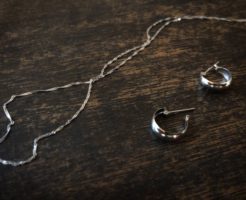 男のネックレスがダサいと感じる５つの理由とポイント